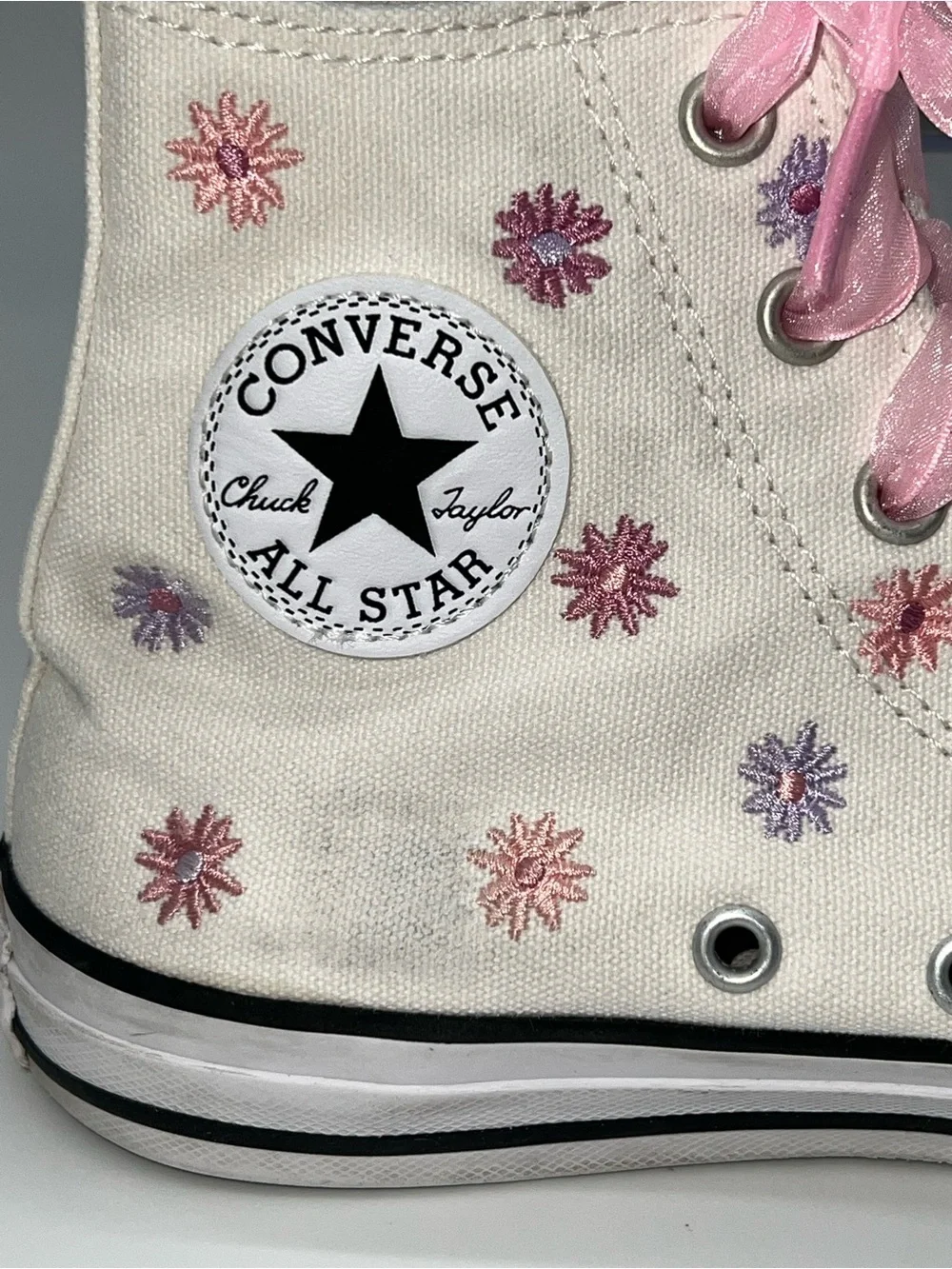 Converse All Star Chuck Taylor Hi Tops Embroidered Daisy Flowers Thruout-Size 4